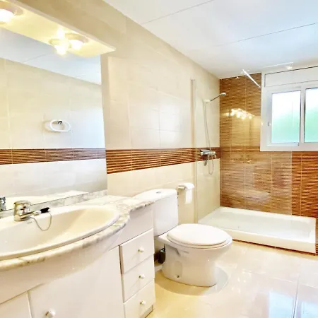 Martina 4 Bedroom With Air Conditioning & Private Swimming Pool Ideal For Families *