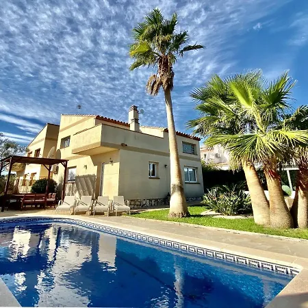 Martina 4 Bedroom With Air Conditioning & Private Swimming Pool Ideal For Families فيلة